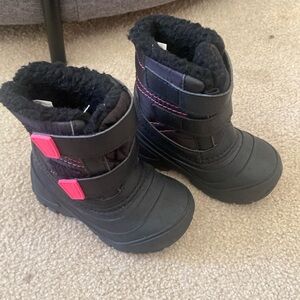 Girls toddler snowboots size 6